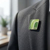 Broche promotionnelle personnalisée pour entreprise, en métal, style antique moderne, forme de feuille irrégulière, avec incrustation de sable pailleté et émail bicolore, OEM