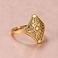 Bague décorative réglable en acier inoxydable pour femmes, avec fleurs découpées