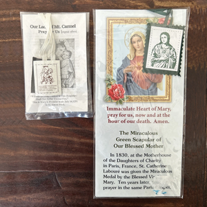 Nuevo Juego de 2 Escapularios Católicos: Nuestra Señora del Monte Carmelo Marrón y Milagrosa Verde - Product Image 1