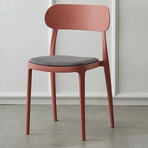 Silla de Diseño Moderno y Minimalista al por Mayor, Silla de Comedor de Plástico Colorida Apilable sin Brazos con Cojín de PP Simple para Cafetería, Parque, Hospital - Product Image 3