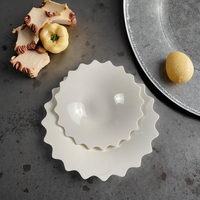 Vaisselle en plastique réutilisable de haute qualité pour restaurant, assiette à dîner en forme de fleur, assiette en mélamine à bord dentelé, assiettes de table incassables