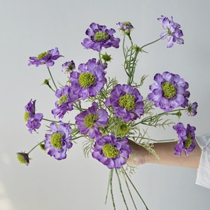 Bouquet de chrysanthèmes floqués blancs et roses en soie pour la décoration intérieure et les accessoires de mariage - Product Image 3