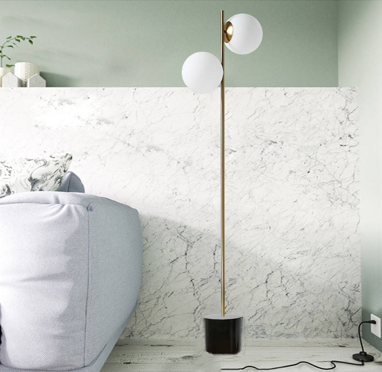 Poteau doré avec base noire