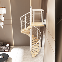 Escalier en colimaçon moderne de luxe en acier et bois pour intérieur, avec garde-corps en câble d'acier brossé et marches en bois naturel pour hall d'appartement