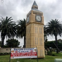 Grande tour d'horloge gonflable lumineuse et accrocheuse pour l'extérieur, style Big Ben, avec LED, sculpture de bâtiment emblématique pour la promotion de festivals