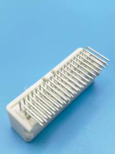 1318384-2 Connecteur automobile domestique 12V 40A, prise enfichable 40 broches à montage sur carte, prise à broches coudées - Product Image 3