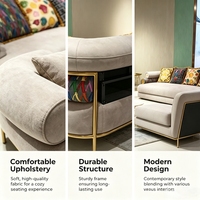 Sofa-Set im Modernen Bohemian-Stil mit Gebogener Armlehne, Goldenen Metallbeinen und Mischfarbiger Bedruckter Stoffpolsterung für den Innenbereich in Villa und Park