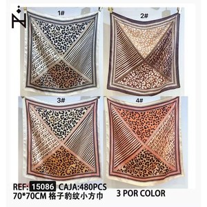 Foulard Quadrato Piccolo con Stampa Leopardata 70x70cm Accessorio di Moda per Donne - Product Image 1