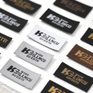 Etiquetas Personalizadas de Poliéster Damask Cortadas a Laser para Roupas, Etiquetas de Costura para Gola de Camisetas, Sacolas com Impressão em Serigrafia de Alta Qualidade - Product Image 3