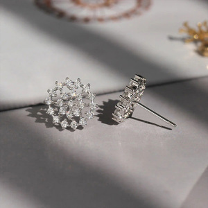 Orecchini a perno con girasole da donna, design floreale, accessori per l'orecchio da indossare tutti i giorni - Product Image 3