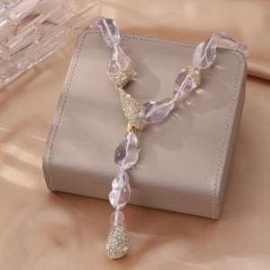 Collar de Lujo con Colgante Grande en Forma de Y, Chapado en Oro, con Cristales Transparentes Irregulares de Resina Lucite - Product Image 5