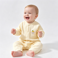 Combinaison bébé en coton rembourrée ODM OEM avec applique ours mignon, manches longues, fermeture à pression sur le devant, body pour nouveau-né, vêtements chauds pour bébé en automne