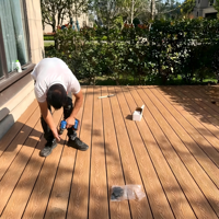 Planches de terrasse WPC carrées, brossées, surface 3D embossée, antidérapantes, imperméables, à emboîtement, garantie 5 ans, pour cour et usages multiples