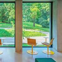 Chaise pivotante intégrée minimaliste avec table ronde, cour, patio, parc, café, salon de thé, centre commercial, mobilier commercial