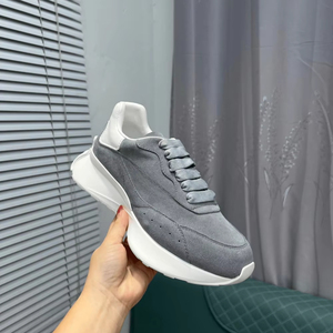 รองเท้าแฟชั่นทรงเรโทร Alexander รุ่นปี 2026 น้ำหนักเบา เสริมส้นด้านใน ดีไซน์หางแมงป่อง สไตล์ลำลองแนวสปอร์ต Mc.Queen Alexander - Product Image 1