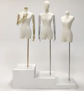 高档服装店悬挂模型服装，婚纱展示窗，人体模型女性。