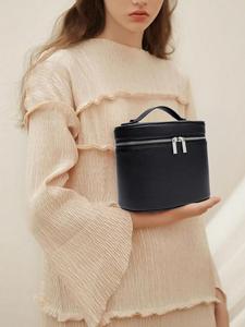 Boîte à cosmétiques de luxe en PU souple pour femmes, grande trousse de voyage pour soins de la peau avec fermeture éclair, logo personnalisé - Product Image 4