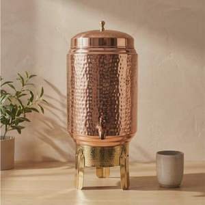 Elegante urna de cobre martillado para bebidas con soporte elevado, tapa cubierta y grifo frontal para servir agua de forma tradicional - Product Image 1