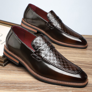 Zapatos de vestir formales de estilo británico con punta en pico, de cuero genuino, casuales y elegantes, con decoración grabada. - Product Image 4