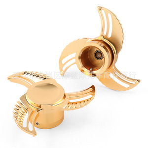 Cubierta de Eje Delantero para Harley, de Aluminio CNC, con Diseño de Aspas Giratorias, Color Negro con Cromado Dorado - Product Image 3