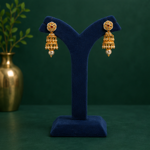 Boucles d'oreilles Jhumka traditionnelles en or, avec perles et pierres incrustées, bijoux ethniques indiens, design pendantes, pour mariages et occasions festives - Product Image 3