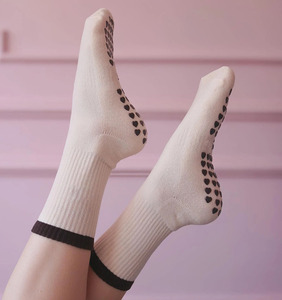 Tùy chỉnh Jacquard phụ nữ Pilates Grip vớ Nâu màu be Crew chống trượt Pilates Cải Cách vớ - Product Image 2