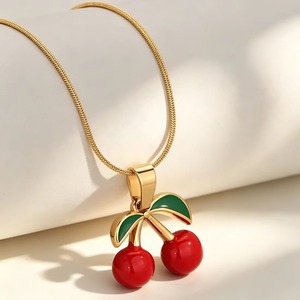 Collar con colgante de cereza roja y hoja verde esmaltada, de acero inoxidable impermeable, con cadena de serpiente y diseño de mini fruta, para mujer - Product Image 3