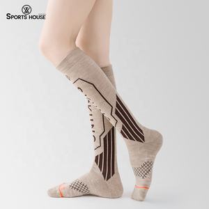 Chaussettes de ski et de snowboard chaudes d'hiver en molleton épais pour femmes, chaussettes de randonnée en <span class=keywords><strong>laine</strong></span> mérinos thermiques hautes jusqu'au genou avec motif de logo personnalisé - Product Image 2