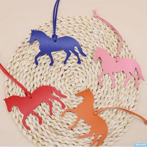 Moda PU cuero caballo bolso encantos creativo Animal mujer bolso colgante mochila colgante accesorios llaveros llavero regalos - Product Image 3