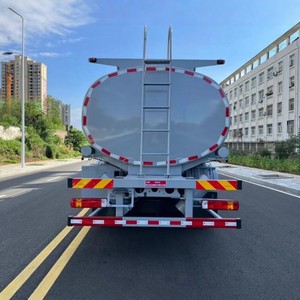 Camion-citerne FAW 8x4 30000L à livraison directe d'usine, camion de livraison de carburant avec réservoir multi-compartiments pour marchandises inflammables et dangereuses - Product Image 5