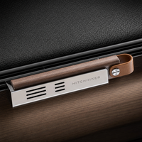 Désodorisant voiture clip aération, métal et bois, parfum naturel, senteur longue durée, design minimaliste luxueux, universel