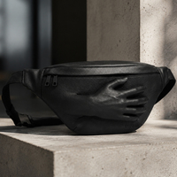 Sac banane ajustable en cuir grainé noir avec design sculptural, pochette de ceinture streetwear pour essentiels de voyage