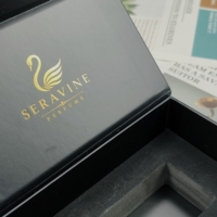 Boîte à rabat magnétique personnalisée de luxe abordable avec finition dorée mate, boîte cadeau pour parfum, idéale pour l'emballage de cadeaux.