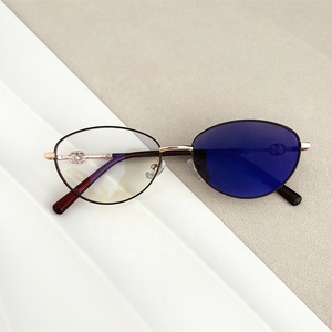 Petites lunettes photochromiques de luxe pour femmes, effet œil de chat, anti-reflet, bloquant la lumière bleue, monture en métal perlé. - Product Image 1