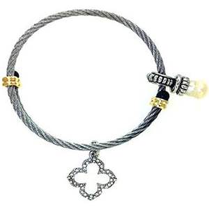 Bracelet jonc réglable en laiton plaqué rhodium bicolore pour femme avec 2 breloques et perles simulées – Bracelets tendance - Product Image 1