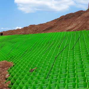 Nehir kıyısı yol yataklarının toprak konsolidasyonu ve eğim koruması için 50 milimetrelik jeohücreler kullanılır. - Product Image 6