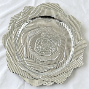 Assiette de présentation décorative personnalisée pour mariage, motif floral argenté en relief, en plastique, pour table de mariage romantique - Product Image 1