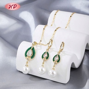 ชุดเครื่องประดับมุกทรงหยดน้ำเคลือบทอง 18K พร้อมเคลือบสีเขียว สำหรับผู้หญิง ของขวัญวันครบรอบ สร้อยคอ ต่างหู - Product Image 1