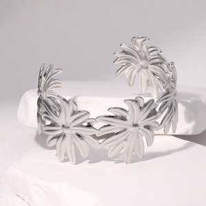 Bracelet pour femme, design marguerite, version large, luxe léger, ne ternit pas, best-seller en Europe et aux États-Unis, tendance et polyvalent. - Product Image 3