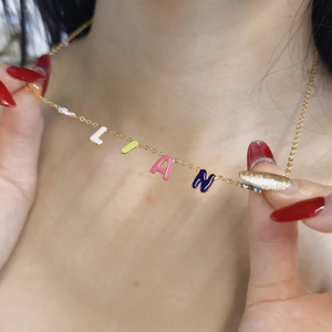 Collana con Lettere Smaltate Colorate Personalizzabile con Parole come Mamma, Amore, Fede, Logo Famiglia in Acciaio Inossidabile Ipoallergenico - Product Image 5