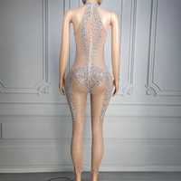 Combinaison de scène élégante pour femme Ocstrade, en maille argentée scintillante avec strass, coupe halter et jambes fines, idéale pour les spectacles et concours