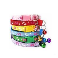 Collier pour animaux de compagnie de luxe, doux, réglable, avec boucle et clochette, motif de patte mignon pour chats et chiens