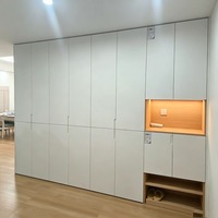 Armoire ouverte en bois pour chambre à coucher, dressing sur mesure en bois pour espace vestiaire indépendant