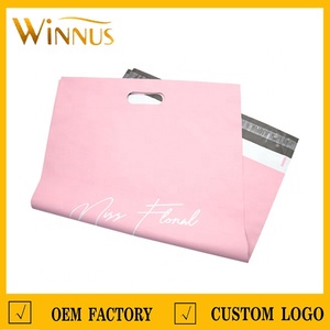 ถุงพลาสติกสำหรับส่งสินค้า พิมพ์โลโก้ได้ สีดำขาว พร้อมหูหิ้ว สำหรับเสื้อผ้า - Product Image 4