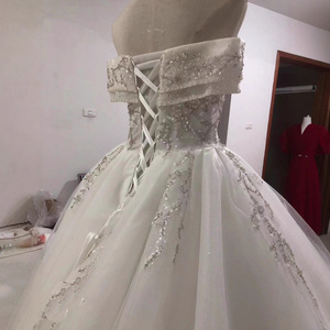 Off-the-Shoulder Ball Gown Wedding Dress Sweetheart Neckline Tulle Netting Off White Floor Length Vintage Style X051 - Product Image 3