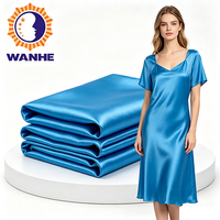 Tissu satiné recyclé de texture luxueuse, esthétique artisanale, durable, satin Duchess Mystique ivoire pour robe de mariée
