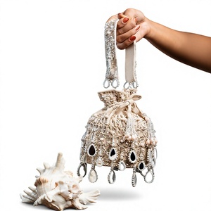 กระเป๋าคลัทช์ทรงถังประดับมุกและลูกปัดทำมือสุดหรู - Product Image 1