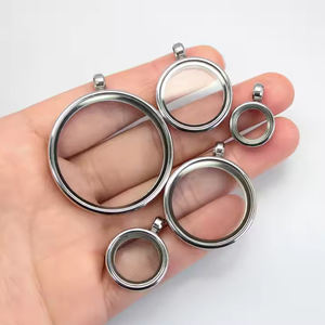 Collar con colgante de medallón flotante de acero inoxidable para niños que conmemora a los seres queridos, mascotas o restos cremados para fiestas - Product Image 4