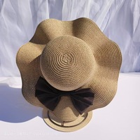 Chapeau de paille d'été Arc pour femmes Écran de mode fait à la main Tricoté Warp Large Brim Wave Beach