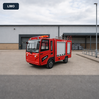 Camion de pompiers électrique à quatre roues avec portes à volets pour équipement, baie d'appareils de station, moniteur d'eau sur le toit et barre lumineuse